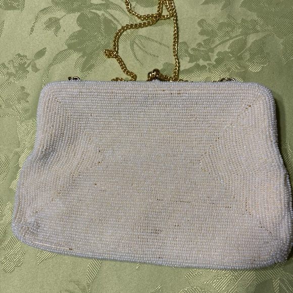 Vintage white/pearl beaded purse with gold chain strap - Picture 3 of 5